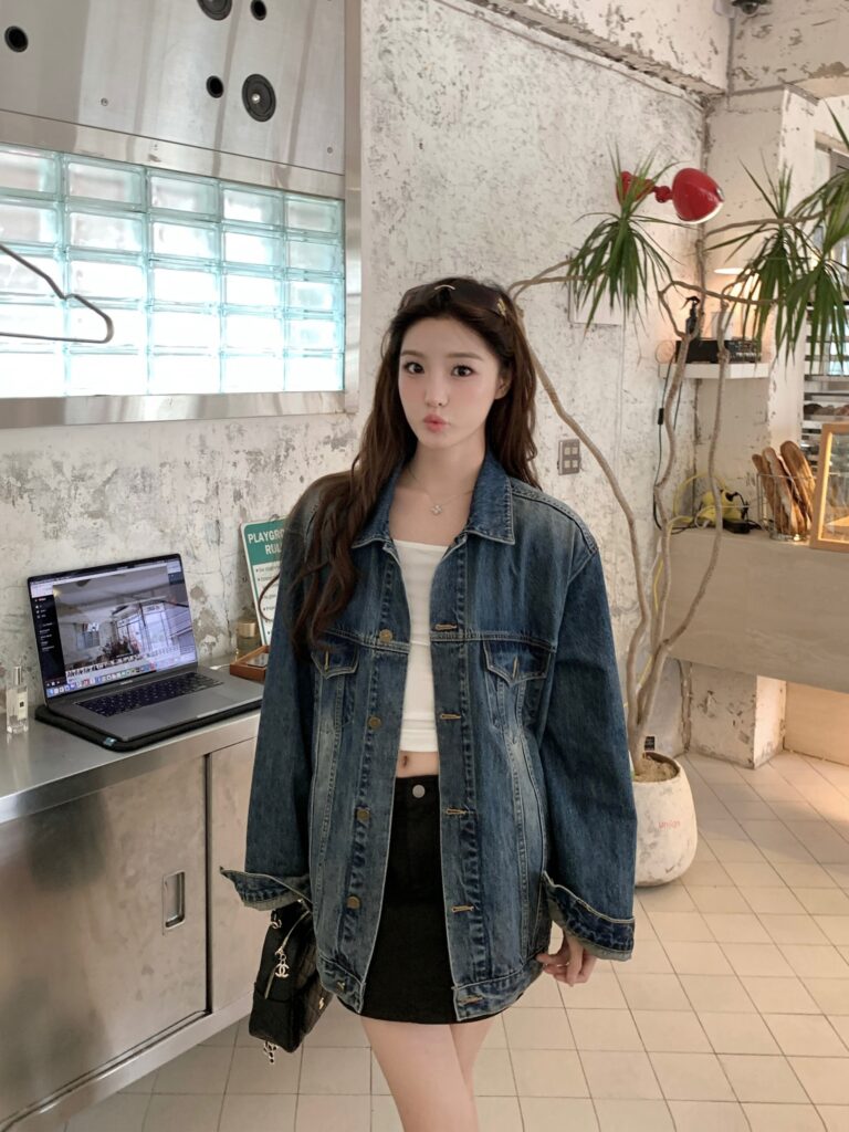 Корейская джинсовая куртка с плечевыми накладками